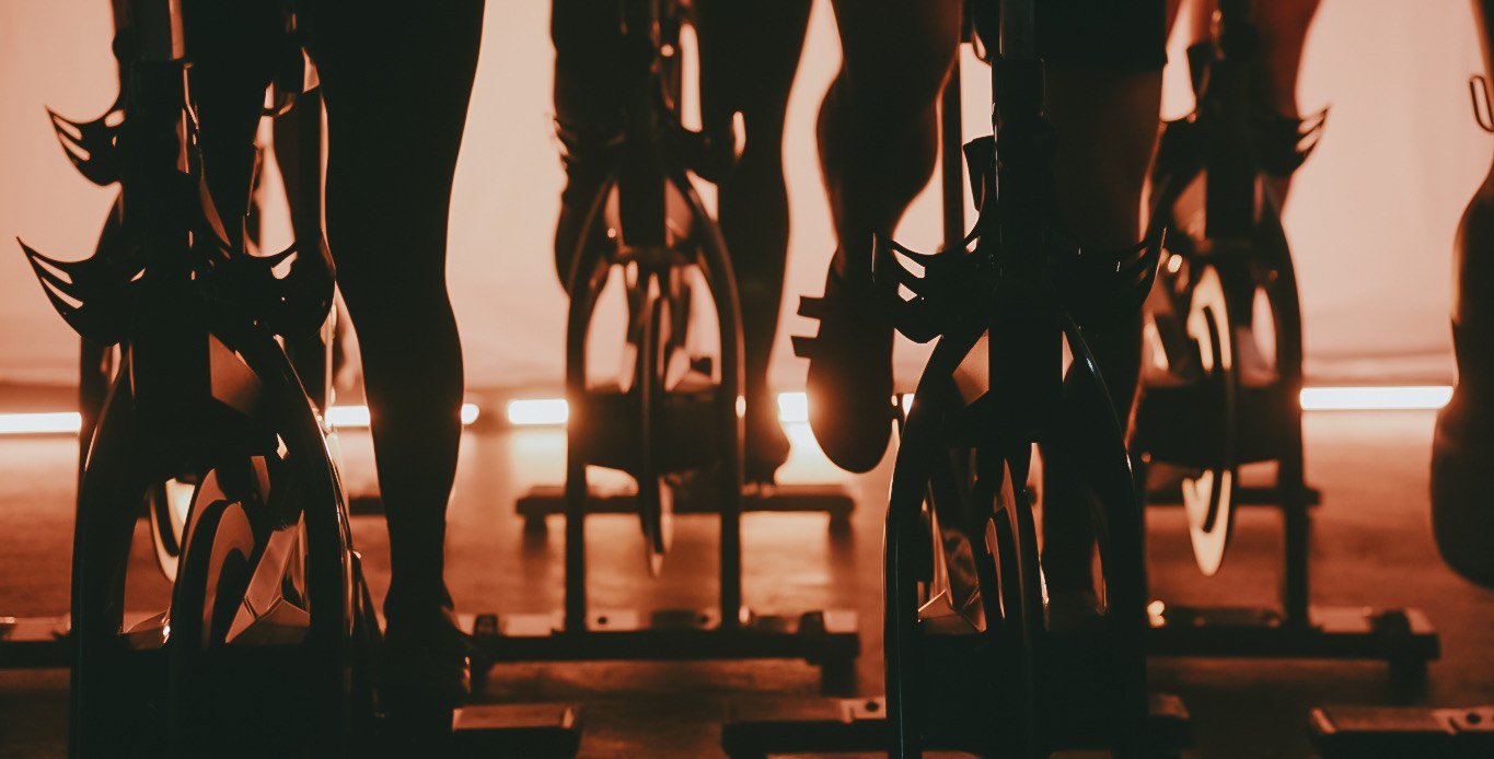 Clase de indoor cycling con luz cálida