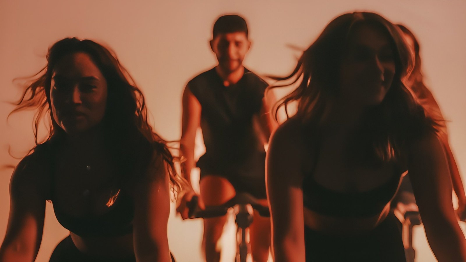 Clase de indoor cycling al ritmo