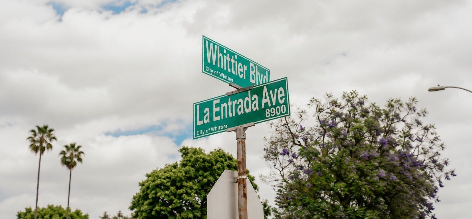 Letreros de Whittier cerca de Sessions Cycle